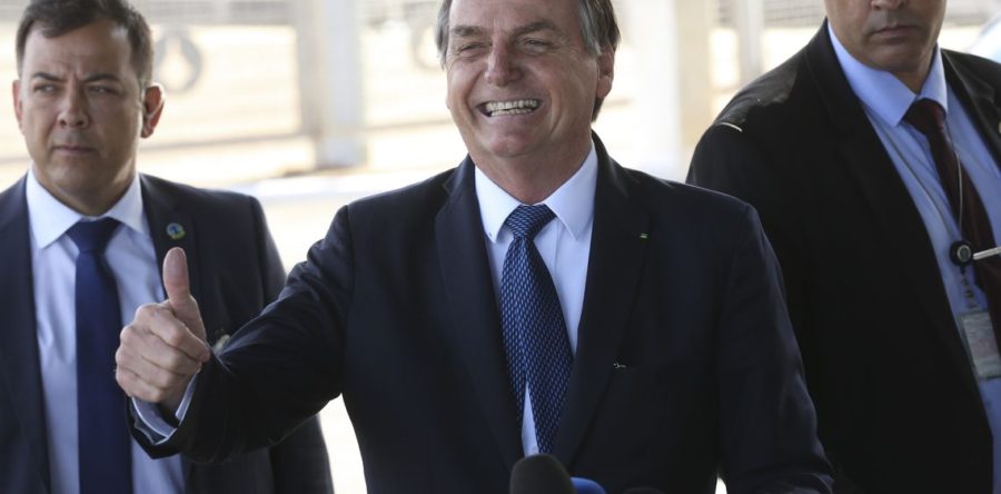 BOLSONARO VAI CONVERSAR COM ANGELA MERKEL SOBRE COMBATE AS QUEIMADAS