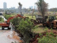 EM AÇÕES PARA PREVENIR ENCHENTES, PREFEITURA DESOBSTRUI CANAIS DE CÓRREGOS; LIMPA GALERIAS E 8 MIL BOCAS DE LOBO POR MÊS