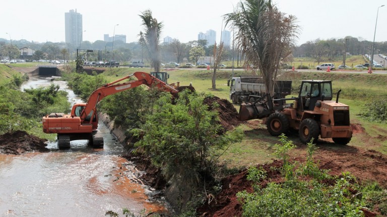 EM AÇÕES PARA PREVENIR ENCHENTES, PREFEITURA DESOBSTRUI CANAIS DE CÓRREGOS; LIMPA GALERIAS E 8 MIL BOCAS DE LOBO POR MÊS
