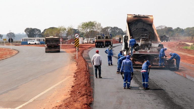 PREFEITURA CONCLUI PAVIMENTAÇÃO DE ROTATÓRIA DO MACROANEL NA MS-080