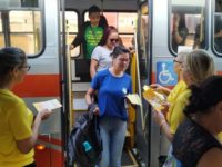 EQUIPE DA SEMED CONSCIENTIZA SOBRE DEPRESSÃO COM ENTREGA DE 10 MIL PANFLETOS