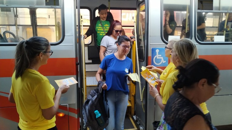 EQUIPE DA SEMED CONSCIENTIZA SOBRE DEPRESSÃO COM ENTREGA DE 10 MIL PANFLETOS