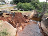 PREFEITURA REFAZ CONTENÇÃO NO SÓTER E IMBIRUSSU SERÁ DESASSOREADO PARA REDUZIR RISCO DE ALAGAMENTO