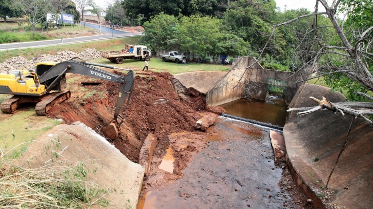 PREFEITURA REFAZ CONTENÇÃO NO SÓTER E IMBIRUSSU SERÁ DESASSOREADO PARA REDUZIR RISCO DE ALAGAMENTO