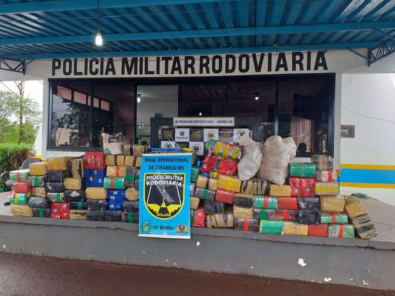 POLÍCIA APREENDE 2,5 TONELADAS DE MACONHA EM CAMINHÃO CONDUZIDO POR MENOR