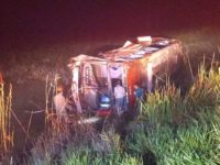 ÔNIBUS CAPOTA ENTRE DOURADOS E PONTA PORÃ E DEIXA VÁRIOS PASSAGEIROS FERIDOS