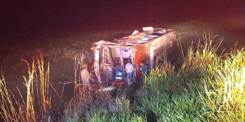 ÔNIBUS CAPOTA ENTRE DOURADOS E PONTA PORÃ E DEIXA VÁRIOS PASSAGEIROS FERIDOS