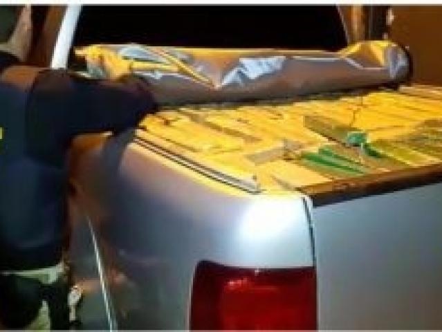 POLÍCIA APREENDE CAMINHONETE COM MAIS DE 1 TONELADA DE MACONHA