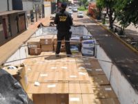 CAMINHÃO CARREGADOS DE CIGARROS E AGROTÓXICOS CONTRABANDEADOS É APREENDIDO PELO DOF