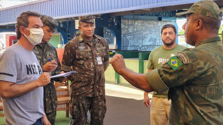 EXÉRCITO E MARINHA SE UNEM À PREFEITURA NA DESCONTAMINAÇÃO DE FEIRAS DA CAPITAL