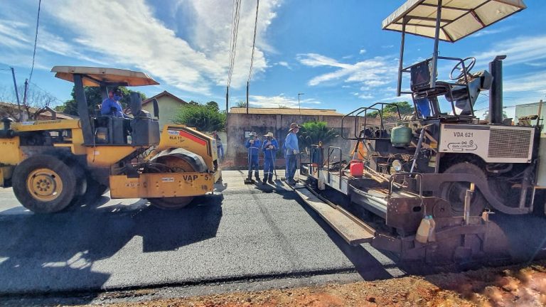 MORADORES DO SANTA LUZIA COMEMORAM CHEGADA DO ASFALTO ESPERADO HÁ 30 ANOS